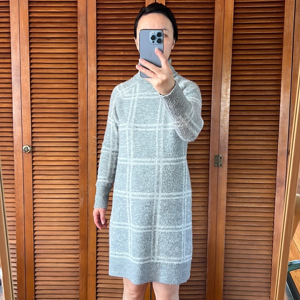 Banana Republic sweater dress, good condition, true fit, comfortable and warm